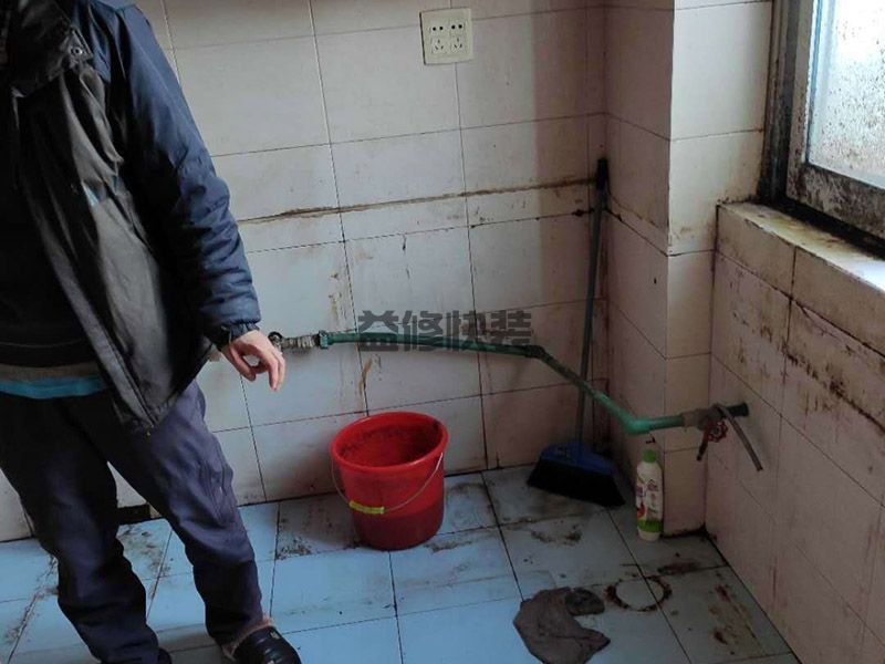 二七區廚房漏水怎么辦_鄭州二七區廚房漏水到樓下怎樣維修(圖2)