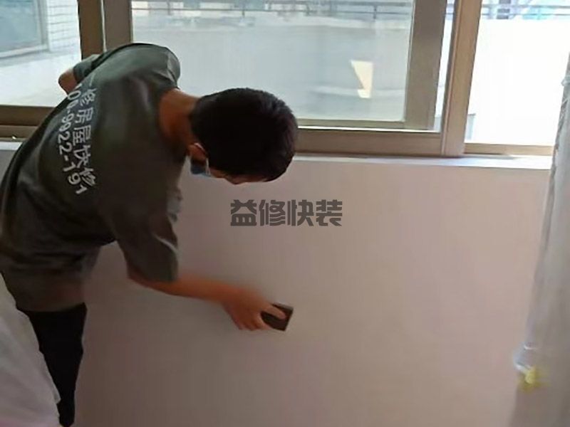 白墻磕了個坑怎么處理,縫上會形成光滑的潔凈面(圖1)