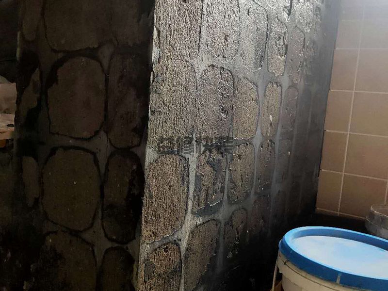 有南北兩個(gè)陽臺(tái)怎么裝修,常用的材料有強(qiáng)化木地板(圖1)