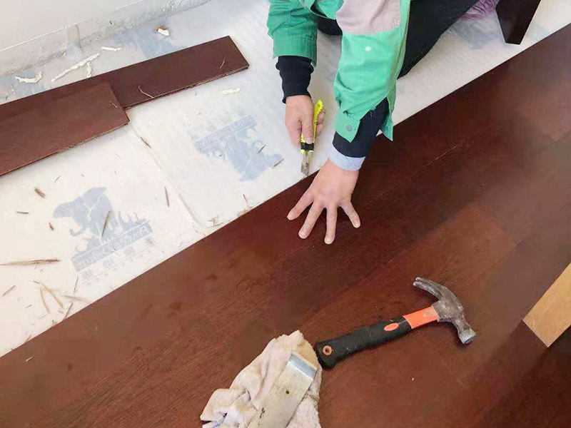 地板維修服務公司哪家好_地板安裝維修收費情況_地板安裝維修師