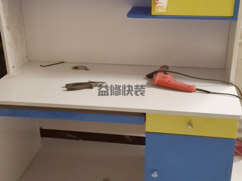 ?？跁酪螇牧苏艺l維修,海口學校書桌燒壞了怎么修(圖3)