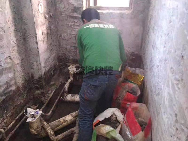 廚房廚房管道漏水找誰_廚衛管道維修小知識
