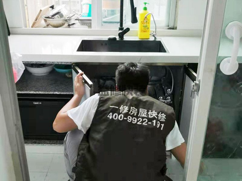 天津?qū)氎鎱^(qū)廚房翻新完工,水管維修,櫥柜安裝