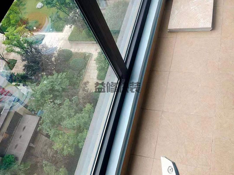 天津東麗區陽臺窗框翻新刷白,陽臺改造,瓷磚修補